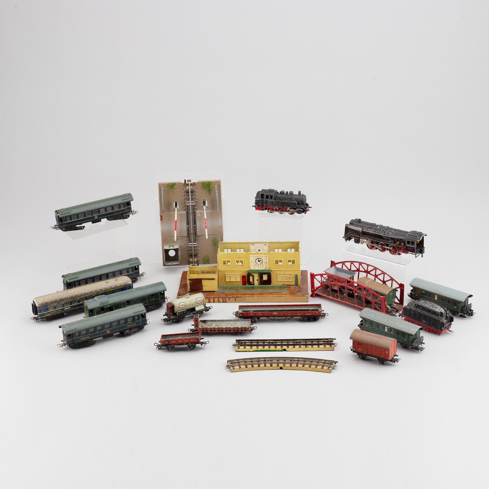 MÄRKLIN, lok 2 st samt diverse vagnar, räls och tillbehör.