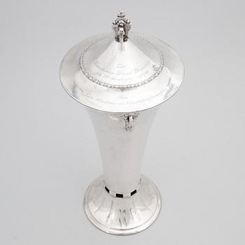 Pokal med lock, silver, 1900-tal, stämplad EM O Möller.