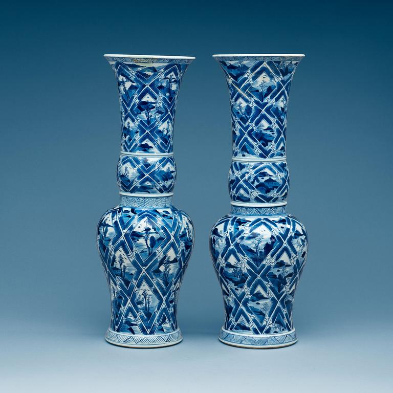 PRAKTVASER, ett par, porslin. Qing dynastin, Kangxi (1662-1722).