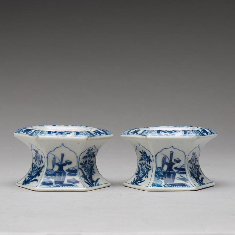 A pair of blue and white salts, Qing dynasty, Kangxi (1662-1722).