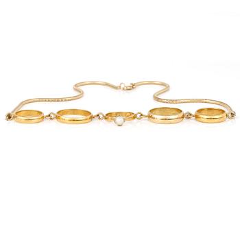 HALSSMYCKE, tillverkad av fem ringar, en med odlad pärla, 18K och 23K guld.