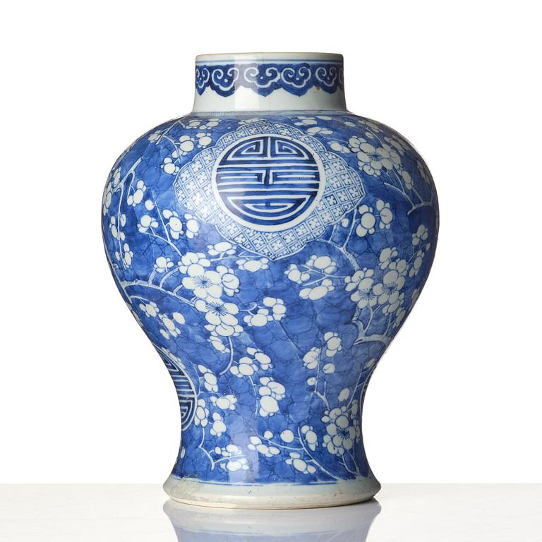 Vas, porslin. Qingdynastin, Kangxi (1662-1722).