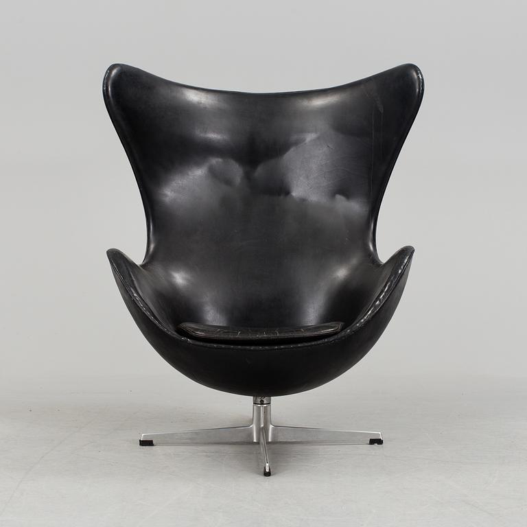 A Danish Arne Jacobsen "Ägget" armchair for Fritz Hansen.