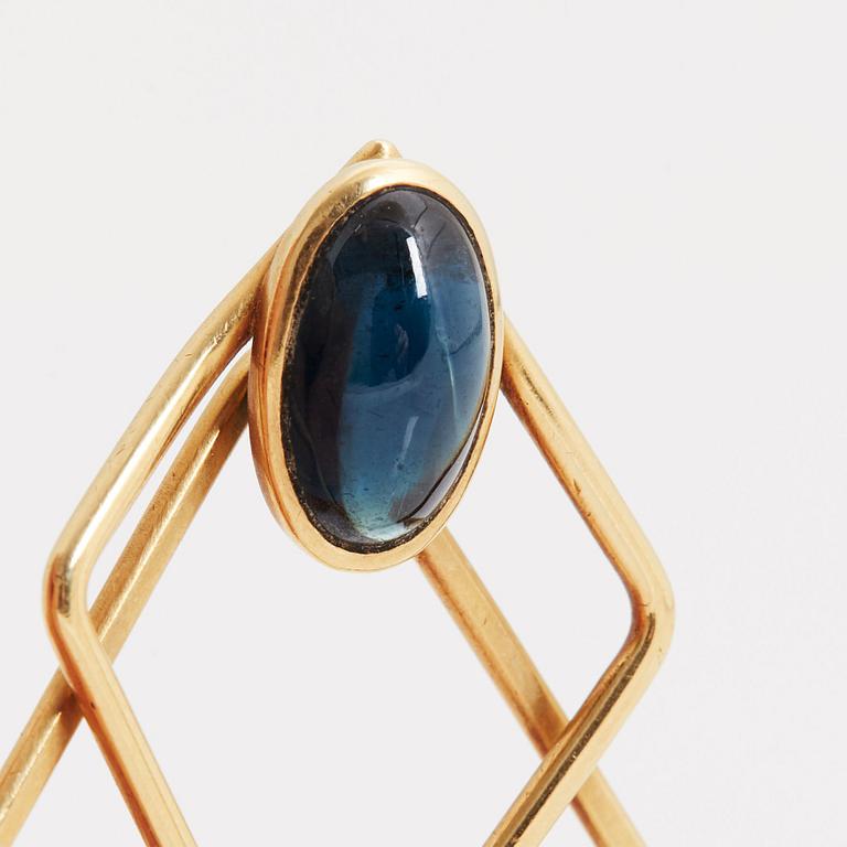 SEDELKLÄMMA, med cabochonslipad safir ca 3.26 ct.