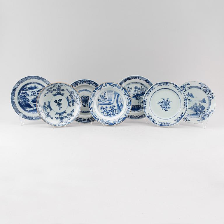 TALLRIKAR, 7 st, olika, porslin, Kina, 1700-tal.