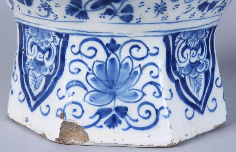 VASER, ett par, fajans, 1600/1700-tal.