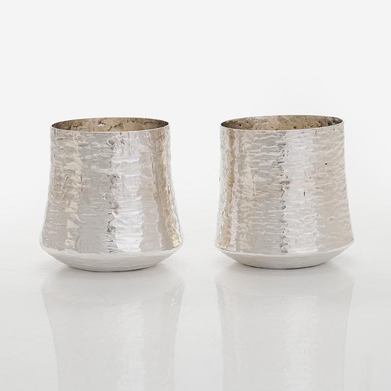 Tapio Wirkkala, malja ja pikareita 2 kpl, sterlinghopeaa, Kultakeskus Hämeenlinna, 1970, 1974 ja 1979.