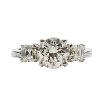 A RING, Brilliant and asher cut diamonds in total c. 3.03 ct. Center stone c. 2.01 ct. H/si. Size 17+. Weight 5.1 g.