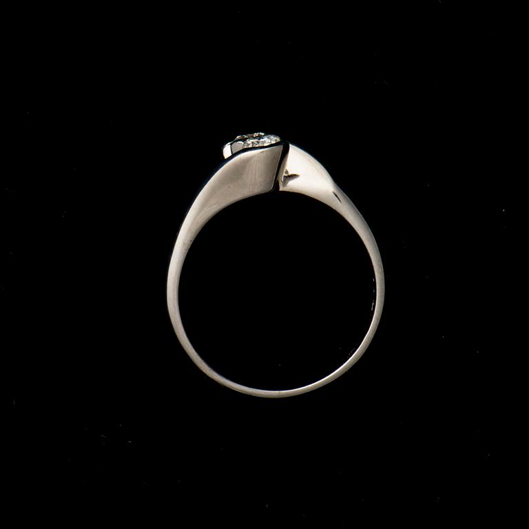 RING, 2 briljantslipade diamanter totalt ca 0,40 ct. 18K vitguld. Vikt 5,9 g.