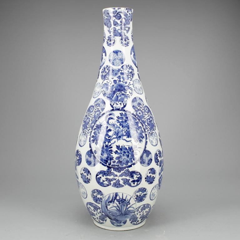 GOLVVAS, porslin, Japan, 1800-talets andra hälft.