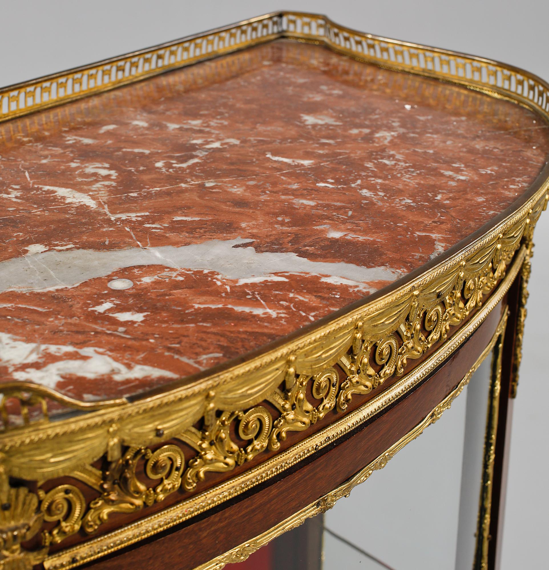 VITRINSKÅP, Louis XVI-stil, 1900-talets mitt.