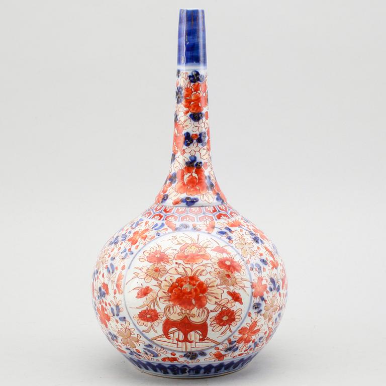 A JAPANESE PORCELAIN VASE, 19th century.