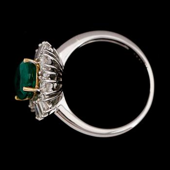 RING, 18K vitguld, smaragd ca 1.85 ct, diamanter tot ca 0.55 ct.