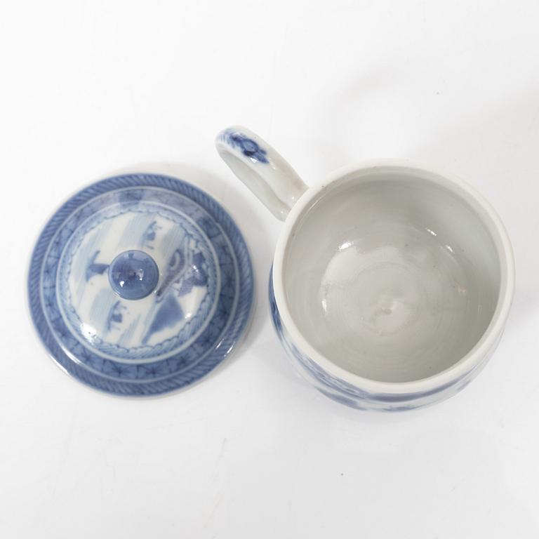 Cremekoppar, sex stycken, porslin, Kina, Qingdynastin, omkring 1800.