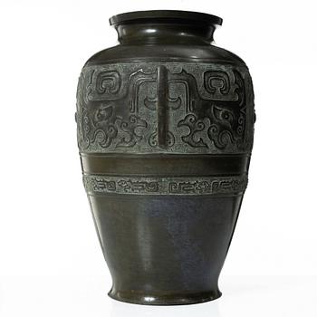 A Chinese bronze urn, late Qing dynasty / early 20th century.