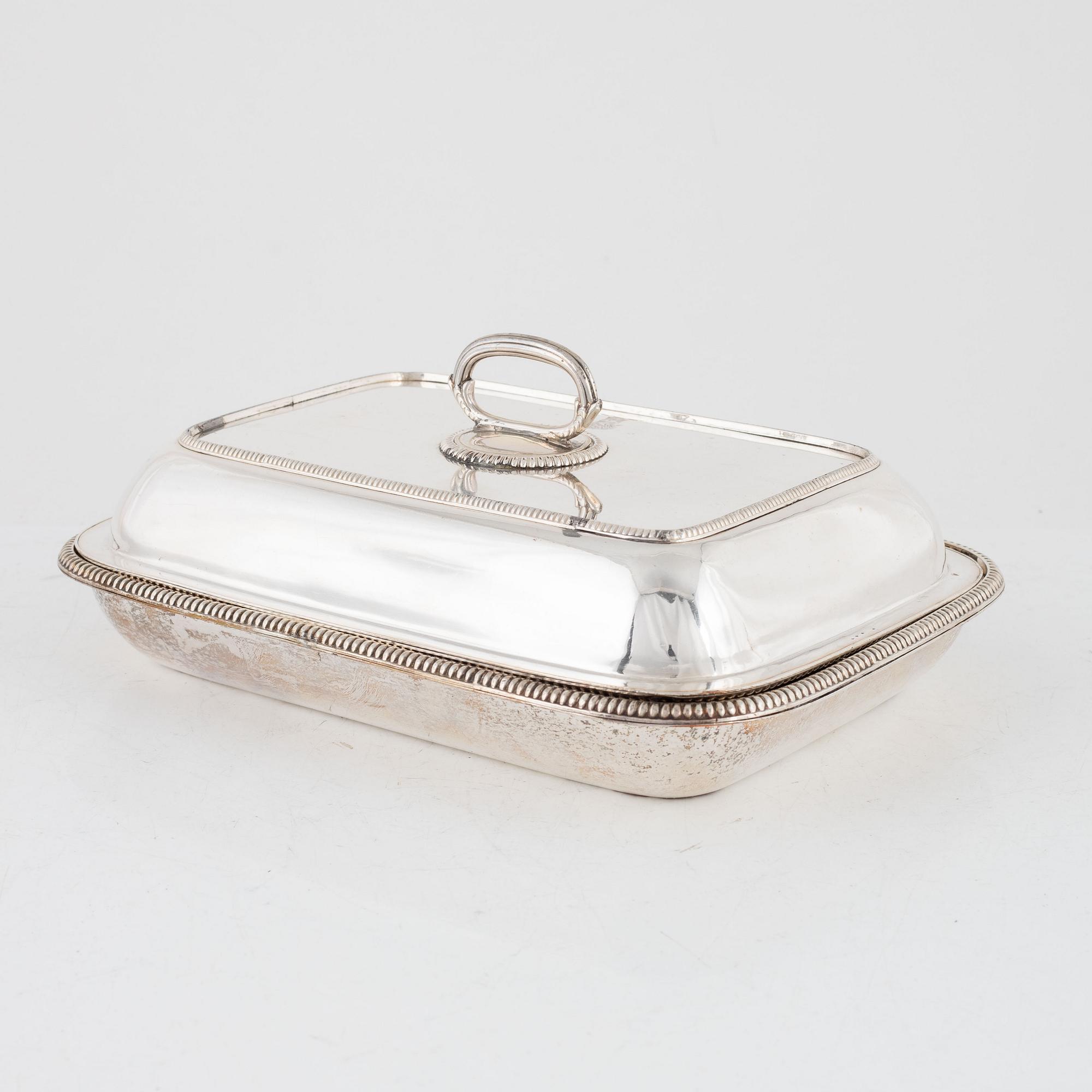 A pair of silver plated serving dishes with covers, first half of the 20th Century.