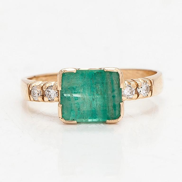 Ring, 14K gold, with an emerald and diamonds totalling approximately 0.08 ct. Finnish hallmarks.