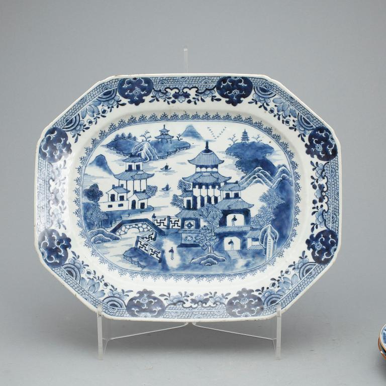 STEKFAT samt TALLRIKAR, 4 delar, porslin, Qing dynastin, Kangxi resp Qianlong, 1700-tal.