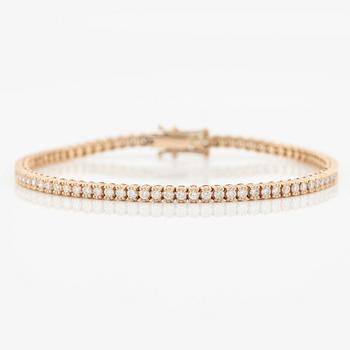 Tennis bracelet with brilliant-cut diamonds.