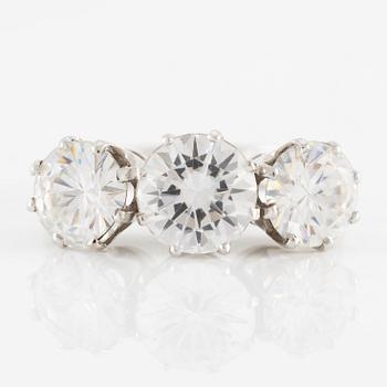 Ring 18K vitguld med vita stenar.