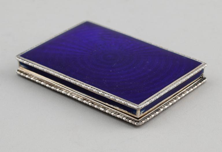 DOSA, silver och emalj, 1900-talets första hälft. Vikt ca 126 gram.