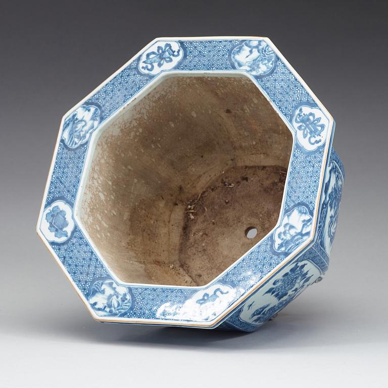 A blue and white flower pot, Qing dynasty, 18th Century.