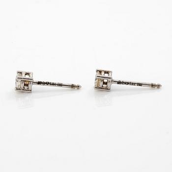 18K white gold earrings with brilliant-cut diamonds.