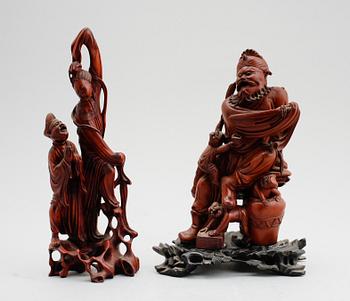 SKULPTURER, 2 st, snidat trä, Kina, 1900-tal.