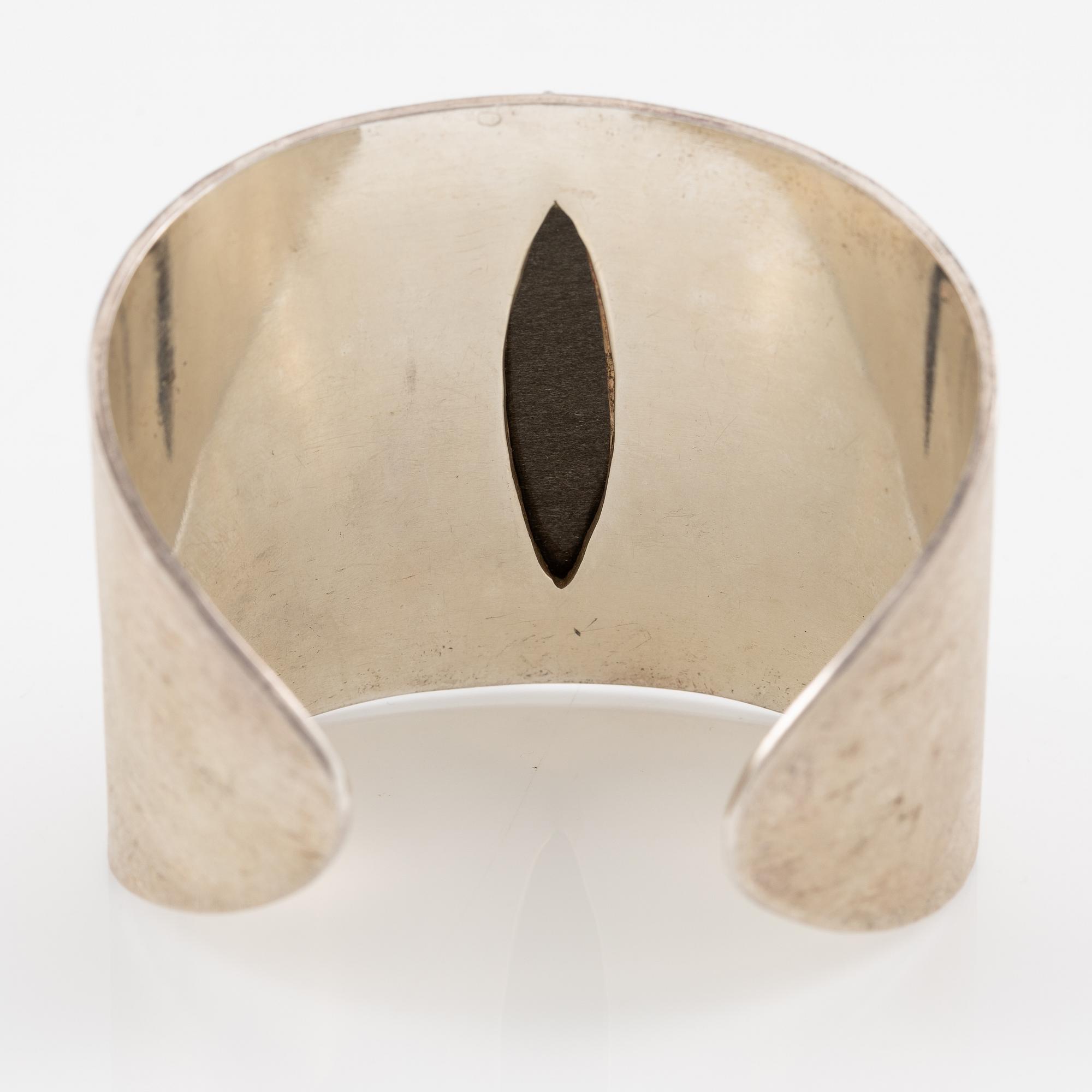 Armring, silver med kattögesten, Schweiz.