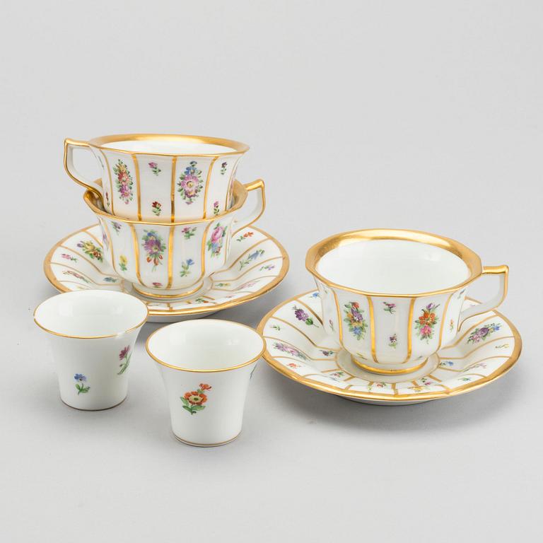 A 83 PIECES "HENRIETTE" DINNER SERVICE IN POCELAIN BY ROYAL COPENHAGEN, Denmark.