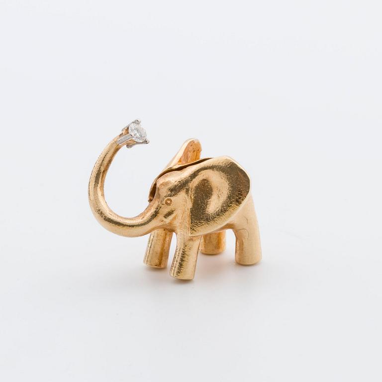 OLE LYNGGARD CLASP shaped as an elephant, 14K gold w 1 brilliant-cut diamond 0,10 ct W VS.