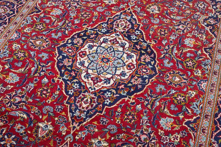 A Kashan carpet, c. 309 x 202 cm.