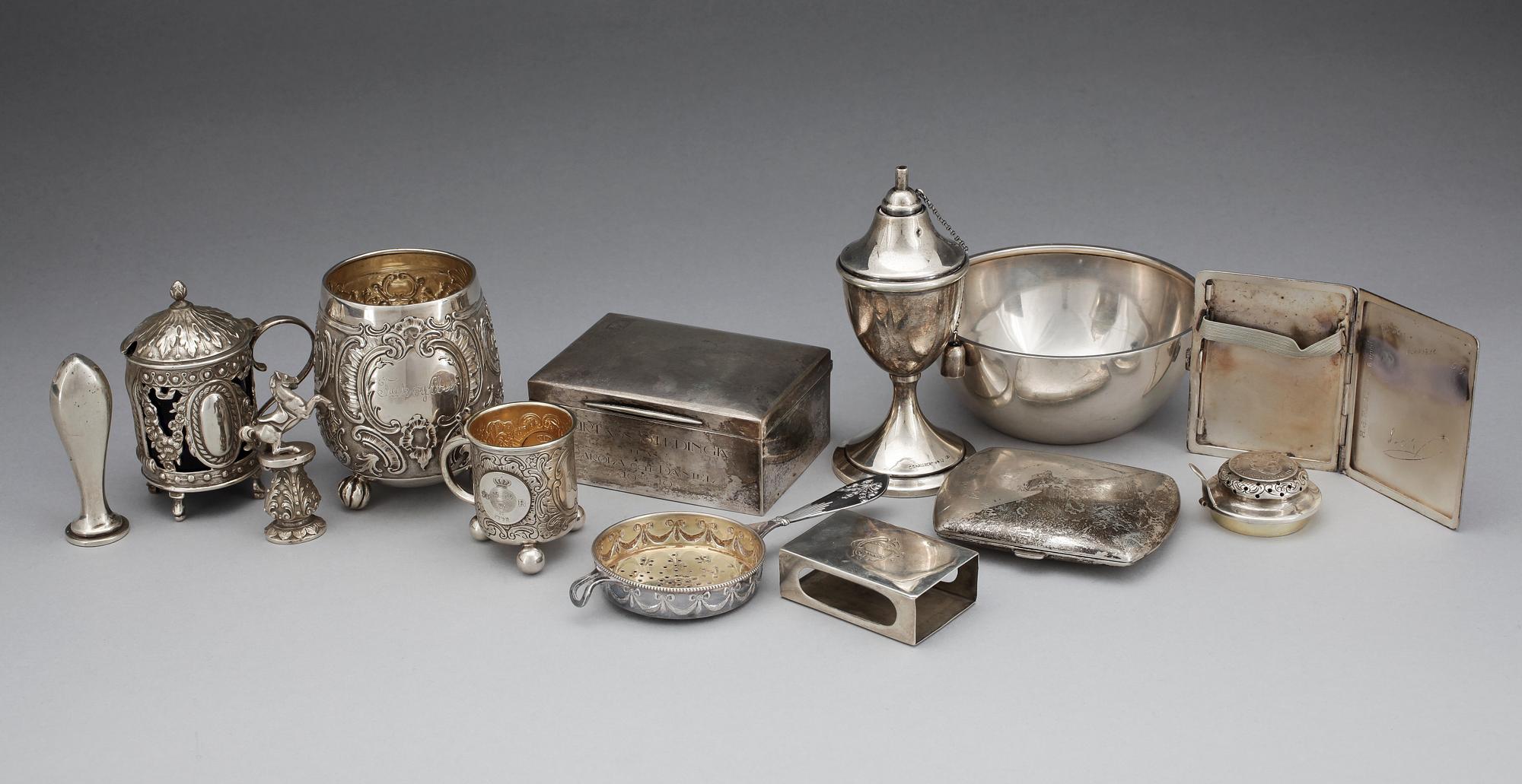 PARTI SILVER, 12 delar. Främst svenskt, bl.a. C G Hallberg. Främst 1900-tal. Totalt ca 1275g.