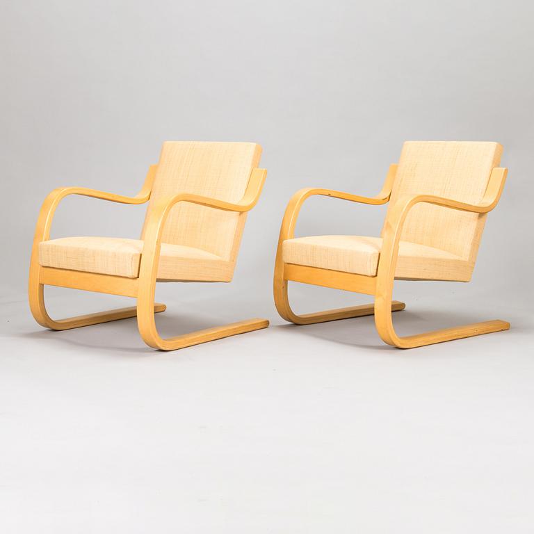 Alvar Aalto, A a pair of mid-20th century '34/402' armchairs for  O.Y. Huonekalu- ja Rakennustyötehdas A.B. Finland.