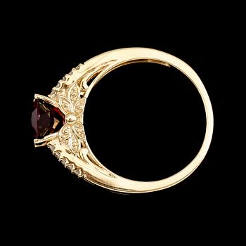 RING, 14 k guld, rubelit, mindre briljantslipade diamanter tot ca 0.10 ct.