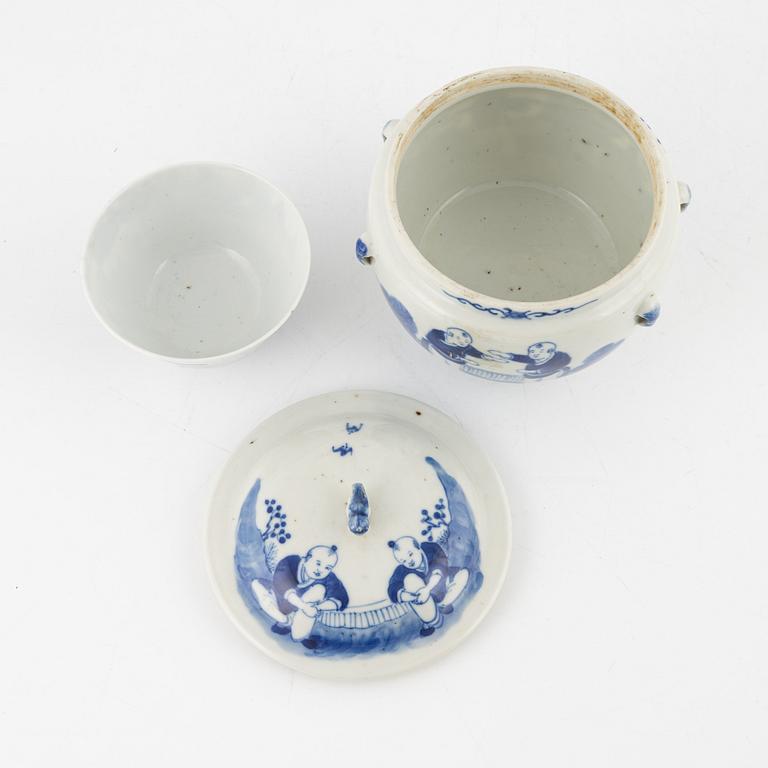 A blue and white cup and a container with cover, Qing dynasty, 19th century.