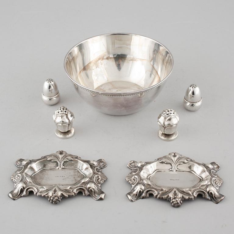 A collection of silver, 7 pcs, i.a needle dishes, 19th-20th century. Weight 335 g.