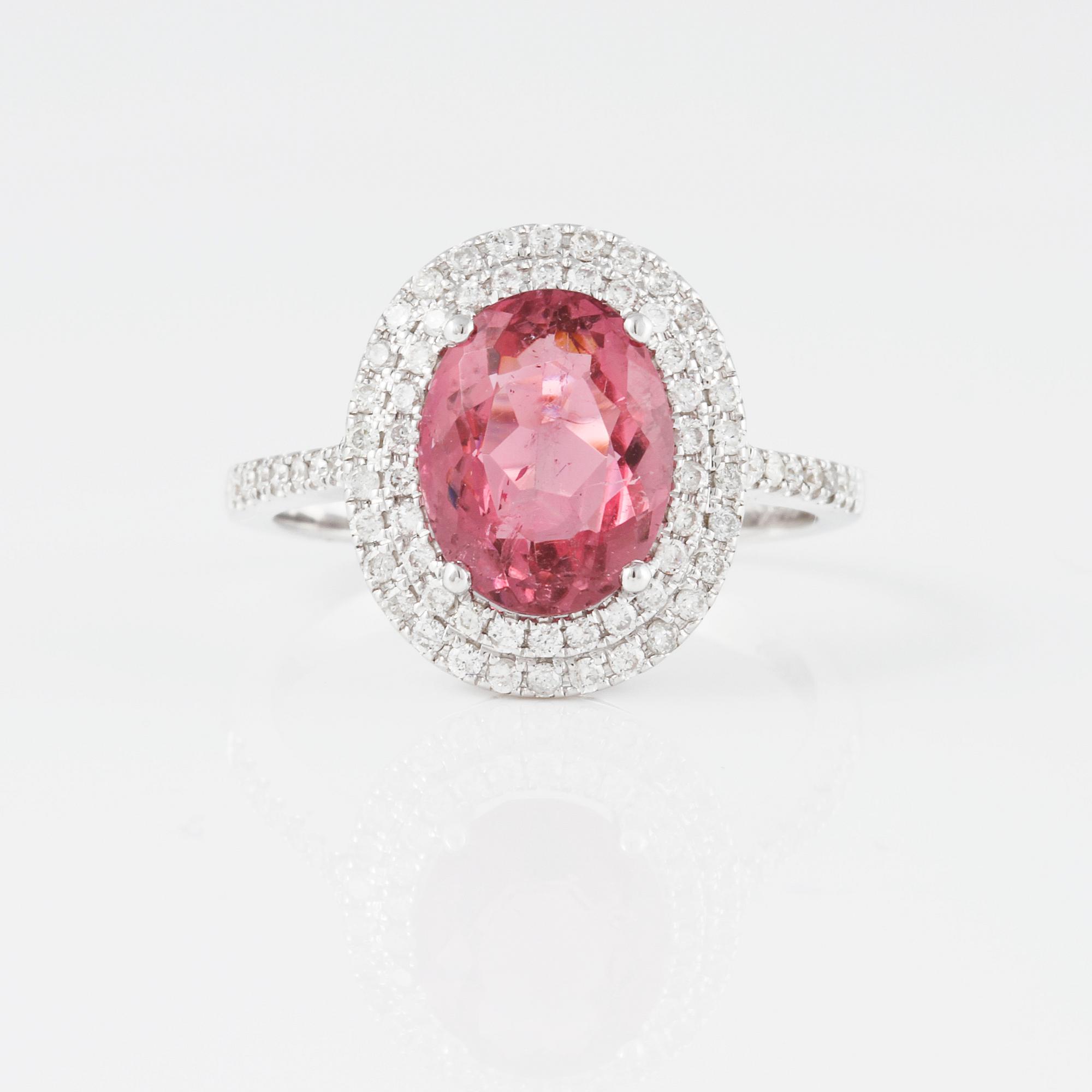 RING, 18K vitguld med fasettslipad rosa turmalin ca 2.20 ct samt briljantslipade diamanter ca 0.35 ct. Vikt 4,5 gram.