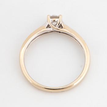 RING, med briljantslipade diamanter.