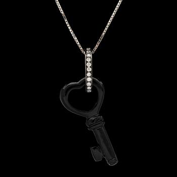 275. A black onyx key and briliant cut diamond pendant, tot. 0.22 cts.