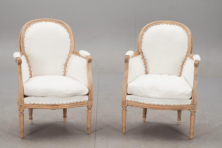 BERGÈRER, ett par, gustaviansk stil.