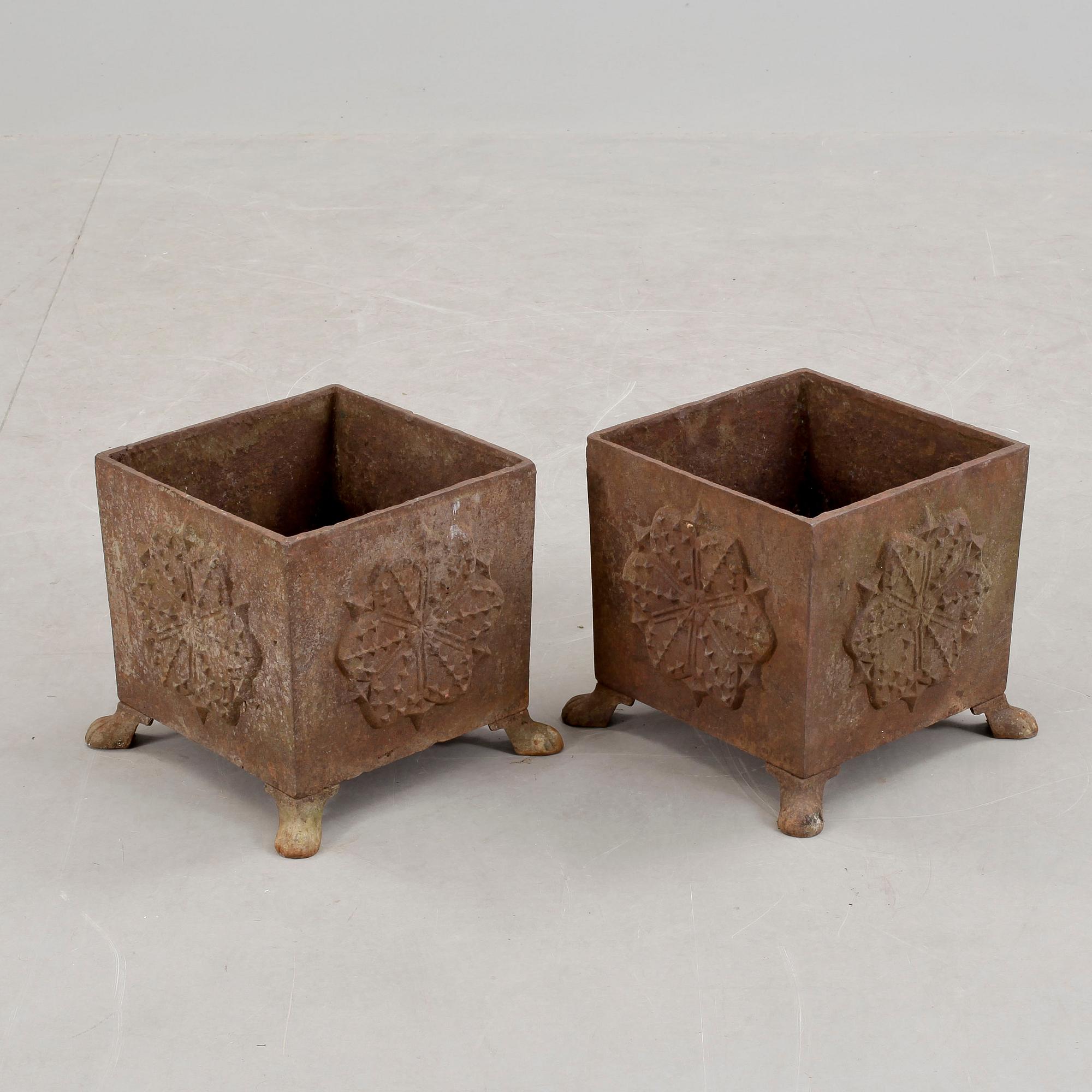 TRÄDGÅRDSURNOR, ett par, gjutjärn, 1900-tal.