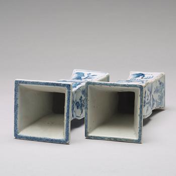 A pair of blue and white vases, Qing dynasty, Kangxi (1662-1722).