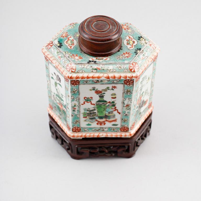 A famille verte teapot, Qing dynasty, 19th Century.