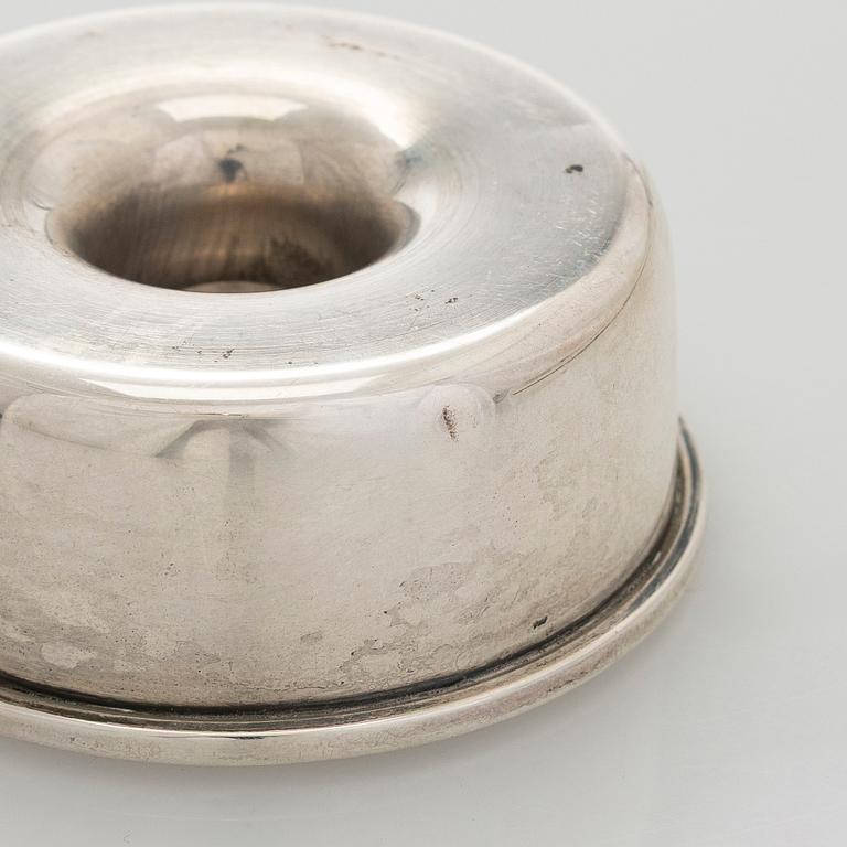 Bertel Gardberg, kynttilänjalkapari, hopeaa, "Birgitta", malli 22908, Hopeatehdas oy, Helsinki 1957.