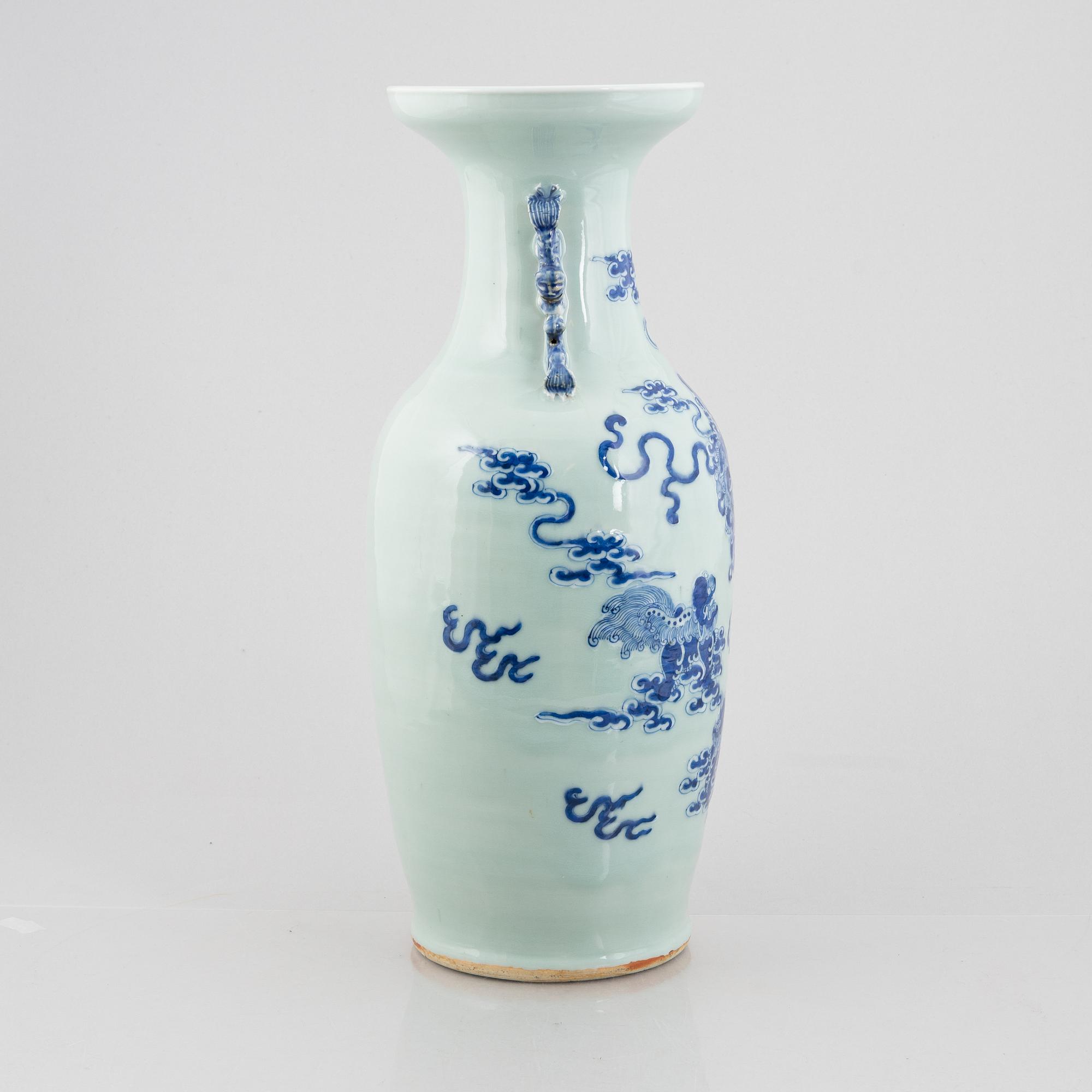 A Chinese porcelain vase, Qing dynasty, 19th Century.