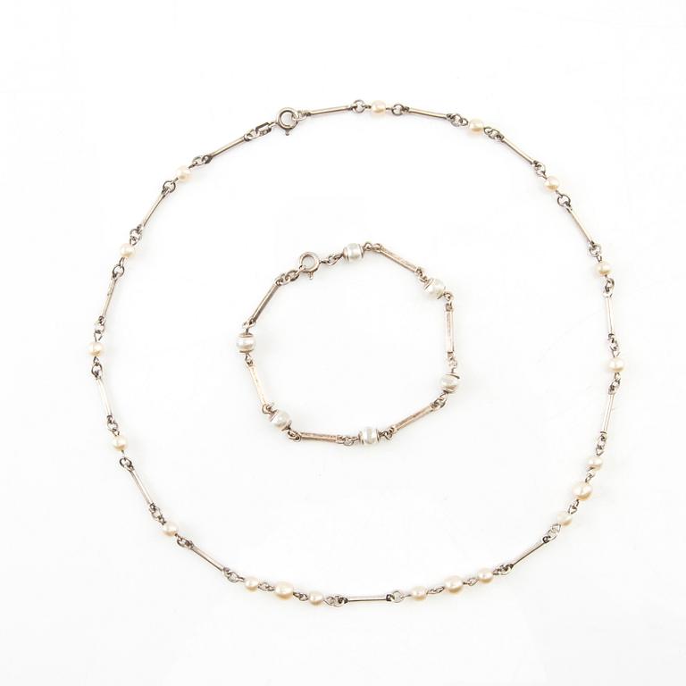 Halsband och armband silver och pärlor svenska importstämplar.