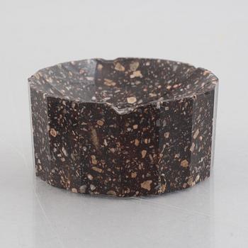 Two porhyry salts and one specimen, Älvdalen, Sweden, 19th century.