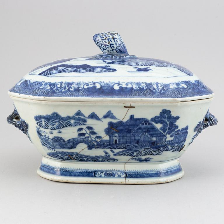 A blue and white tureen, Qing dynasty, Qianlong (1736-95).