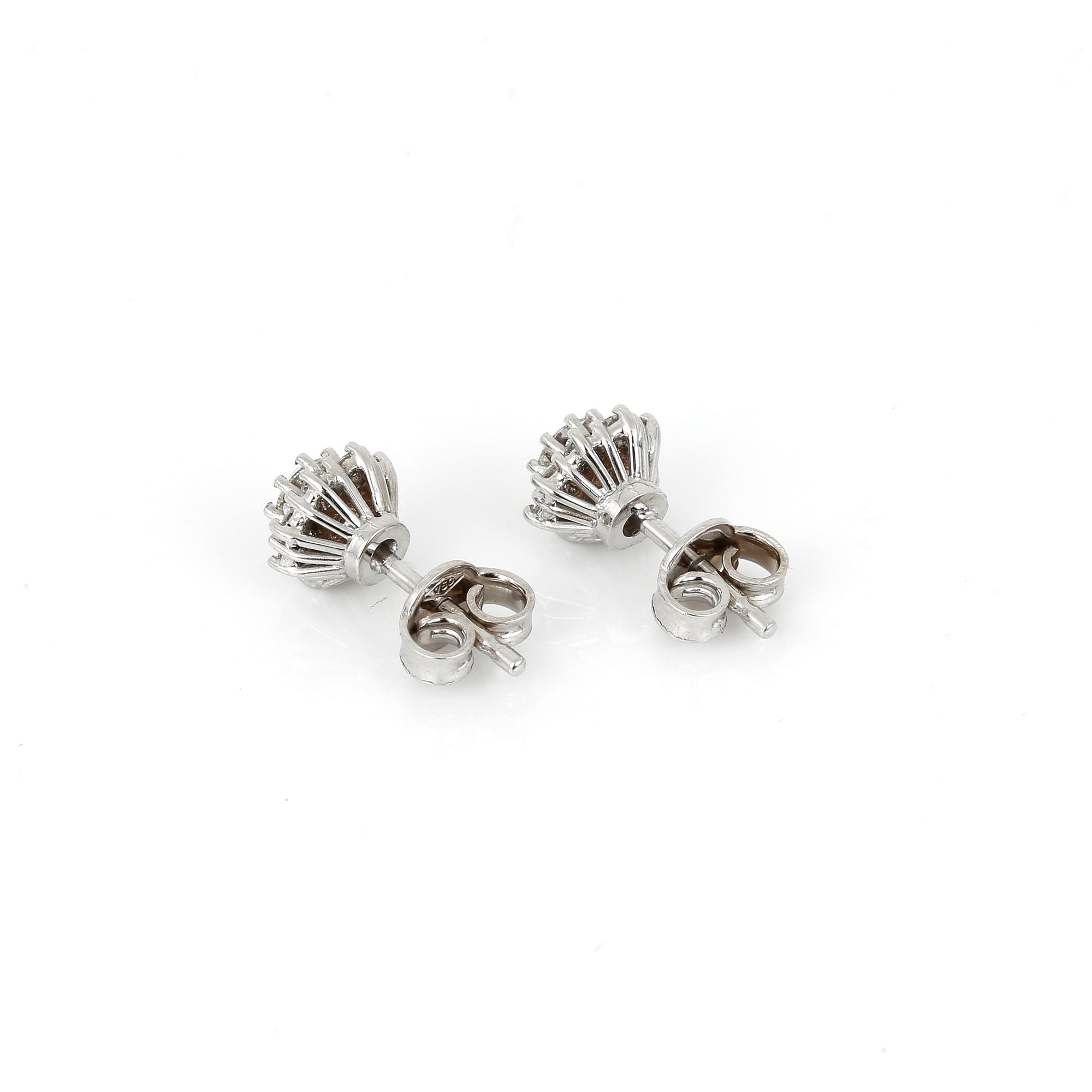 ÖRHÄNGEN, ett par, 18K vitguld med två briljantslipade diamanter tot ca 0,40 ct och små diamanter tot ca 0,20 ct.